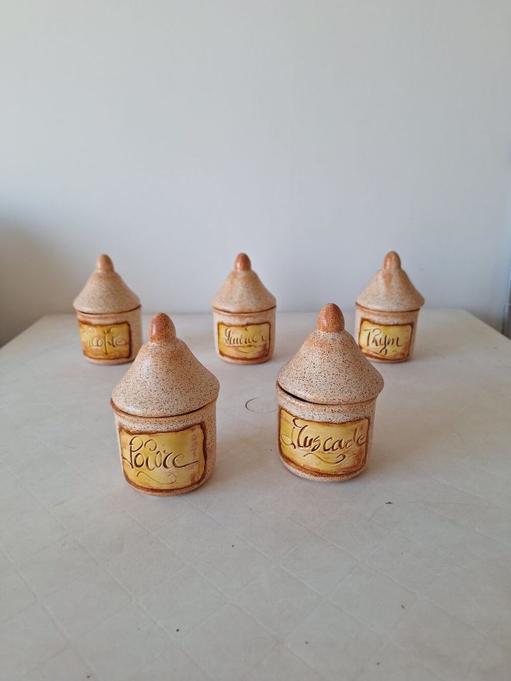 Lot de 5 pots en gr&egrave;s. Décoration