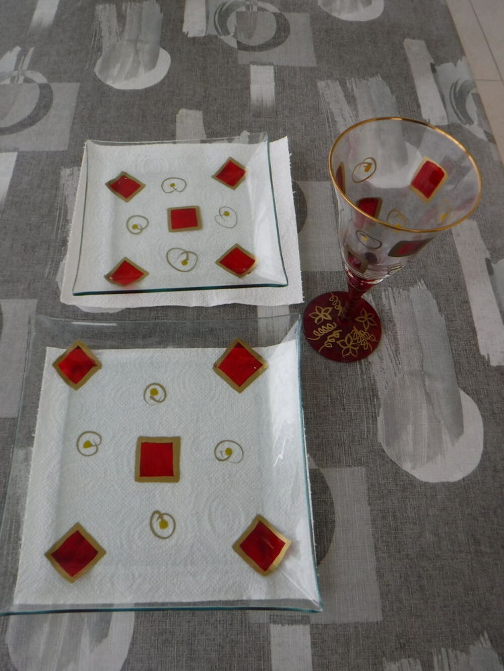 Vaisselles de f&ecirc;tes (transparentes, rouge, dor&eacute;es) Cuisine