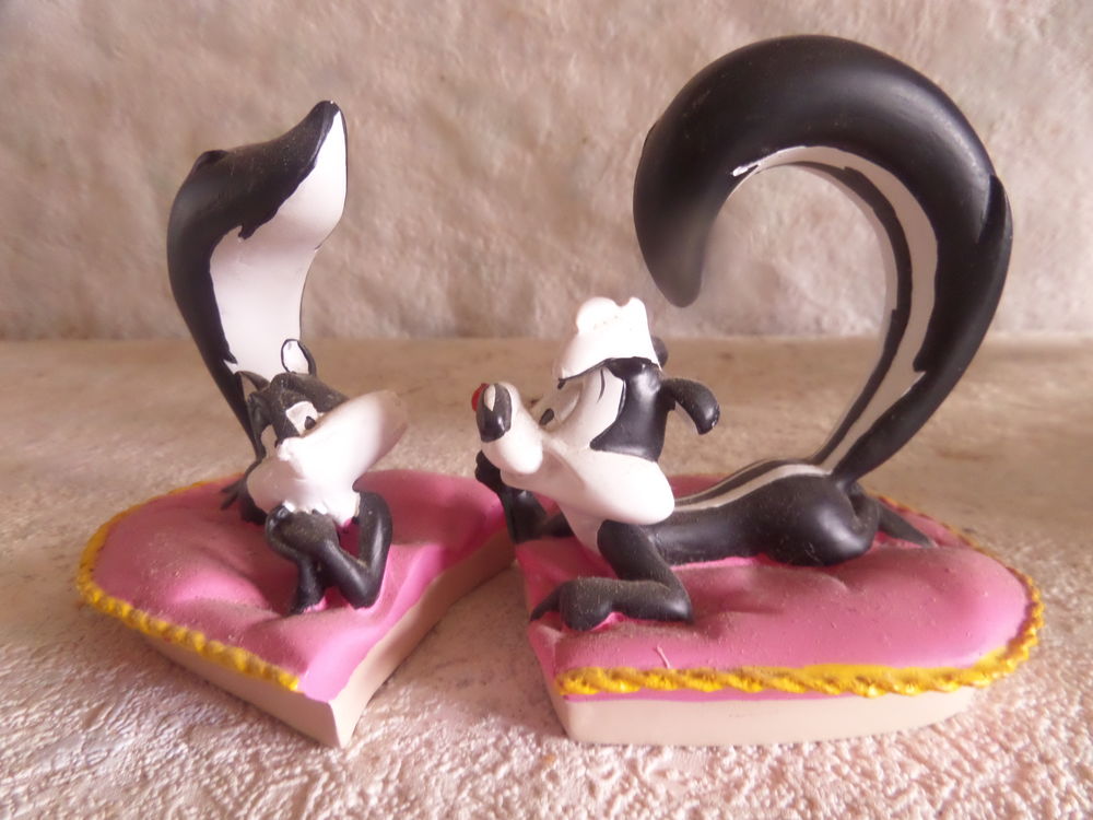 figurine WARNER BROS
PENELOPE la chatte et PEPE le putois 