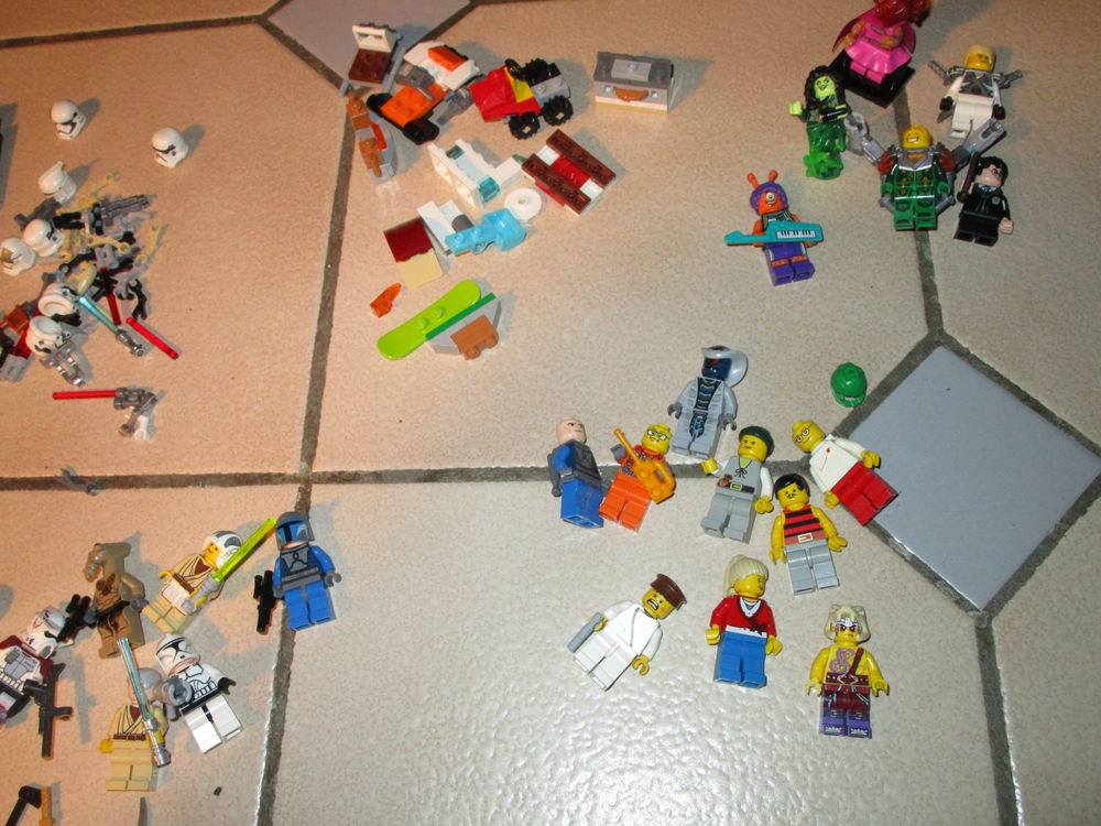 LOT LEGO FIGURINES STAR WARS + DIVERS+ ACCESSOIRES Jeux / jouets
