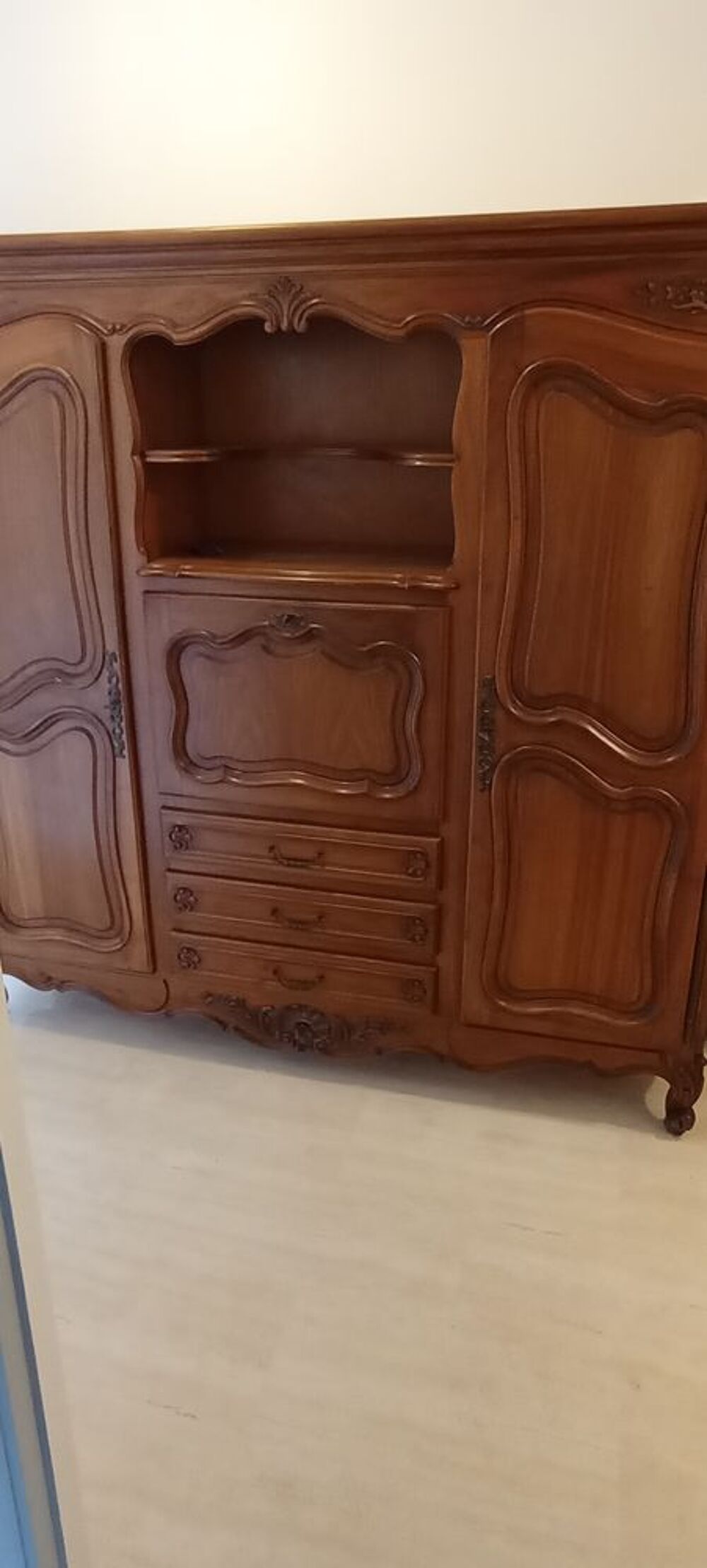 Grande armoire Louis-Philippe en noyer brut avec secr&eacute;taire Meubles