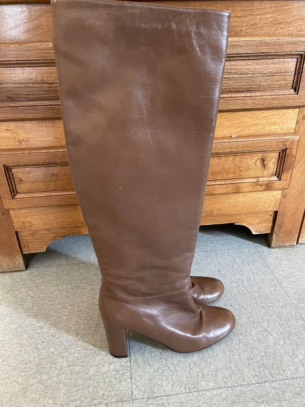 
Paire de bottes de marque "Bootshop" en bon &eacute;tat
Chaussures