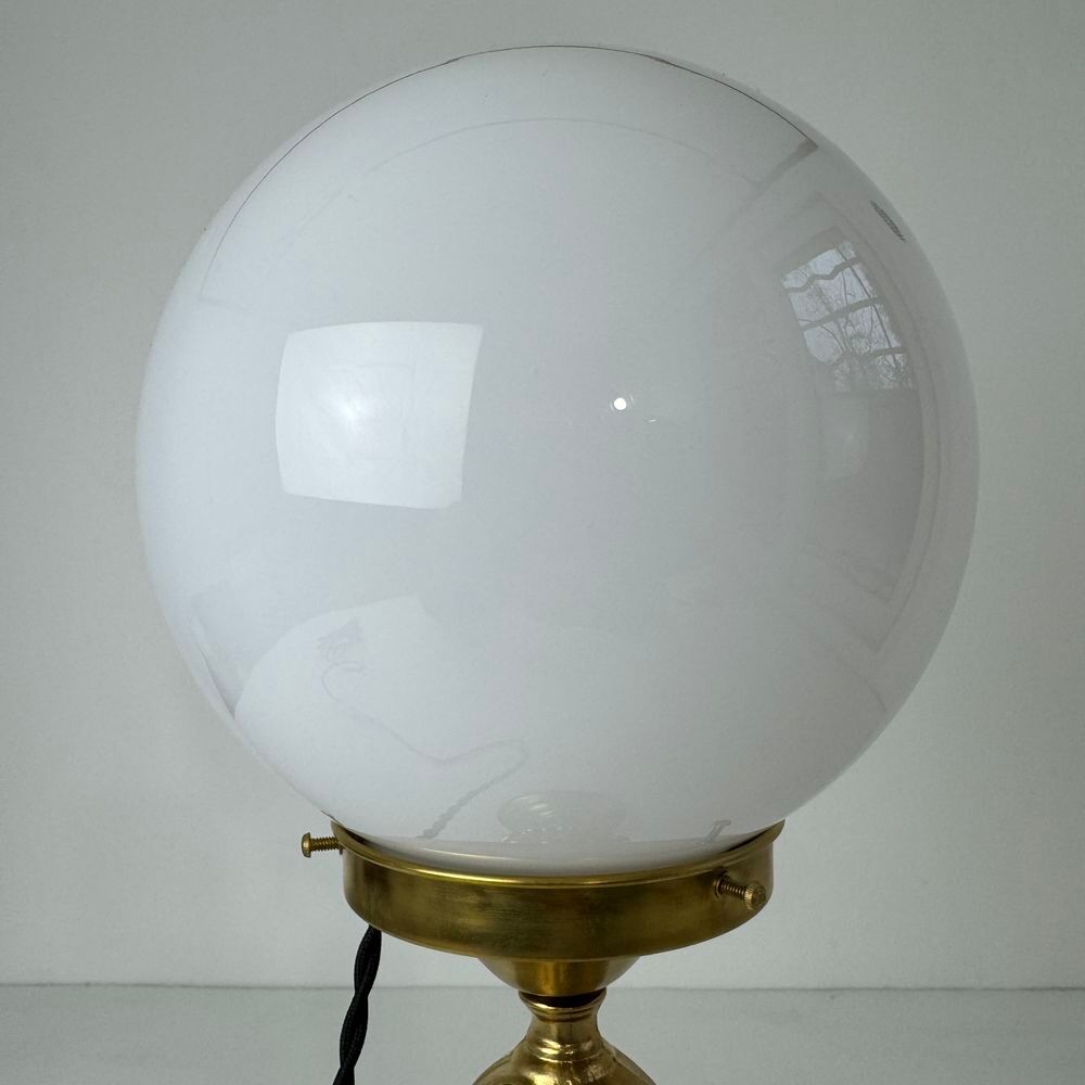 Ancienne lampe &agrave; poser laiton et opaline vintage Décoration
