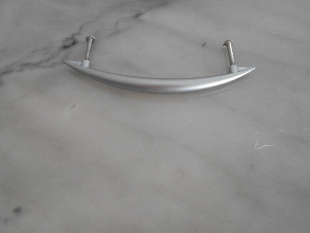 LOT DE CINQ POIGNEES DE MEUBLES INOX Bricolage