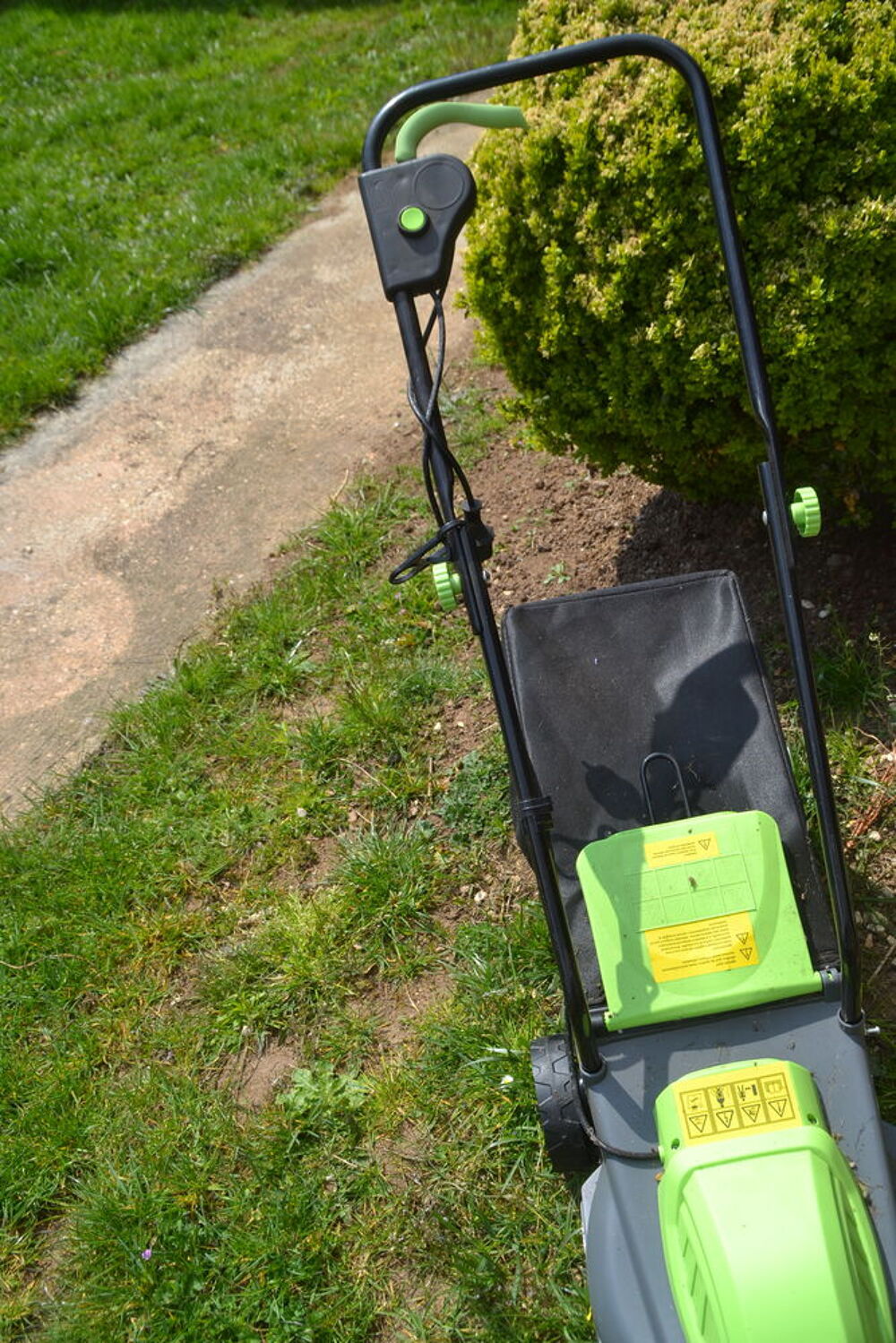 tondeuse &agrave; gazon &eacute;lectrique Jardin