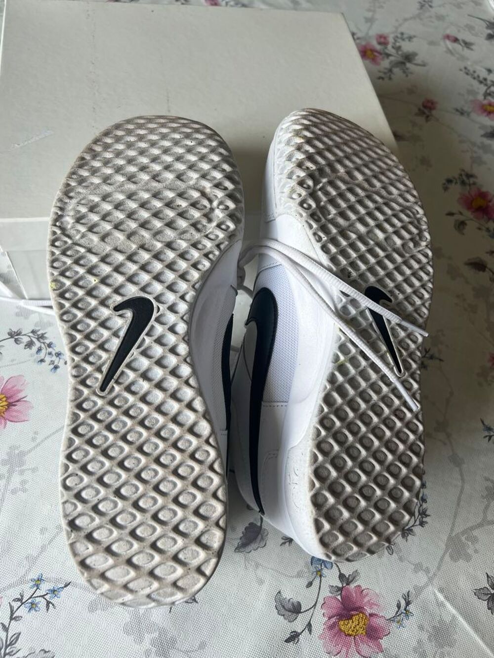 une paire de BASKET BLANCHE taille 42 Chaussures