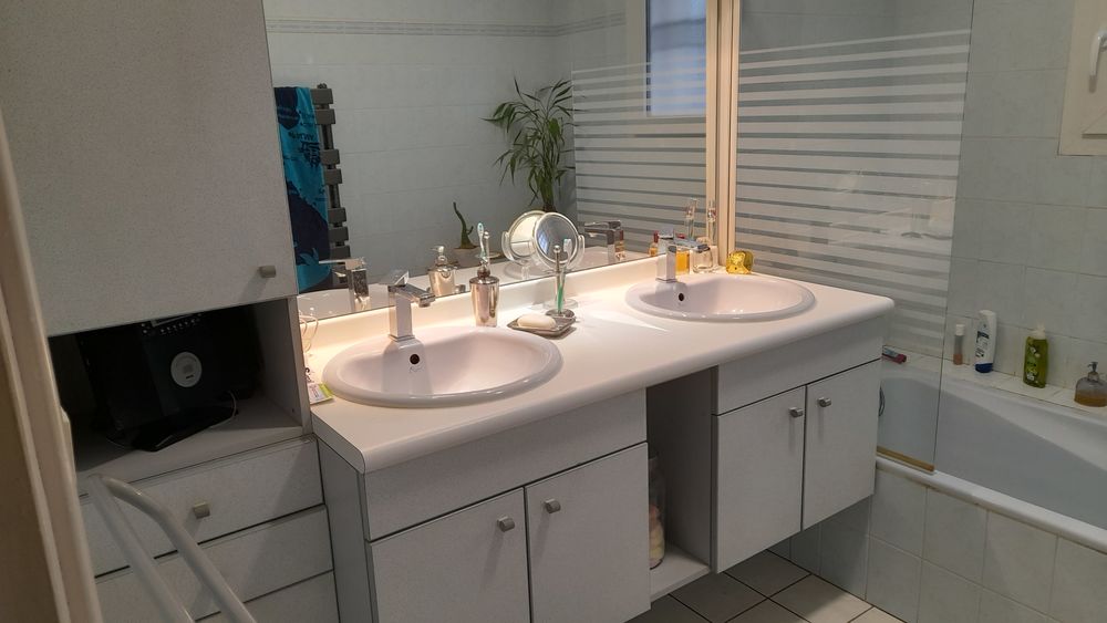 Salle de bains compl&egrave;te avec WC et lave mains Meubles