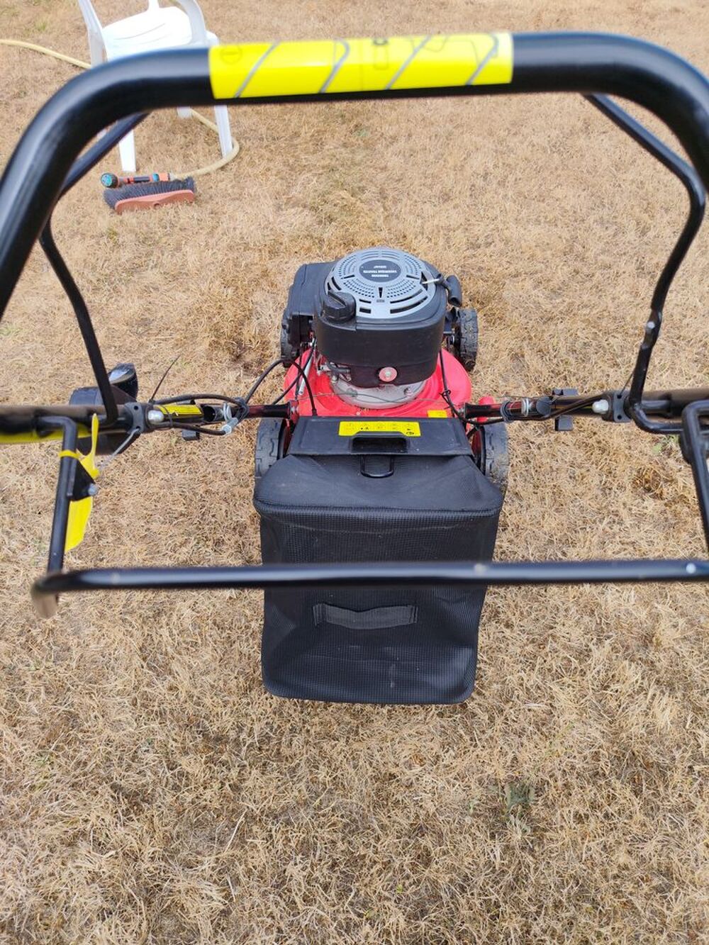 cette tondeuse autoport&eacute;e thermique, 1390cm2 96Db Jardin