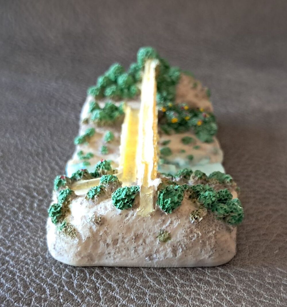 reproduction d&eacute;taill&eacute;e et peinte en r&eacute;sine du pont du Gard 
