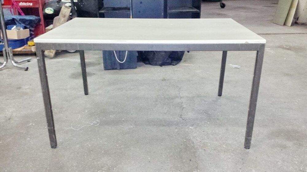 Bureau ou table de 120 x 80 x 68 cm, pied et bord m&eacute;tal Meubles
