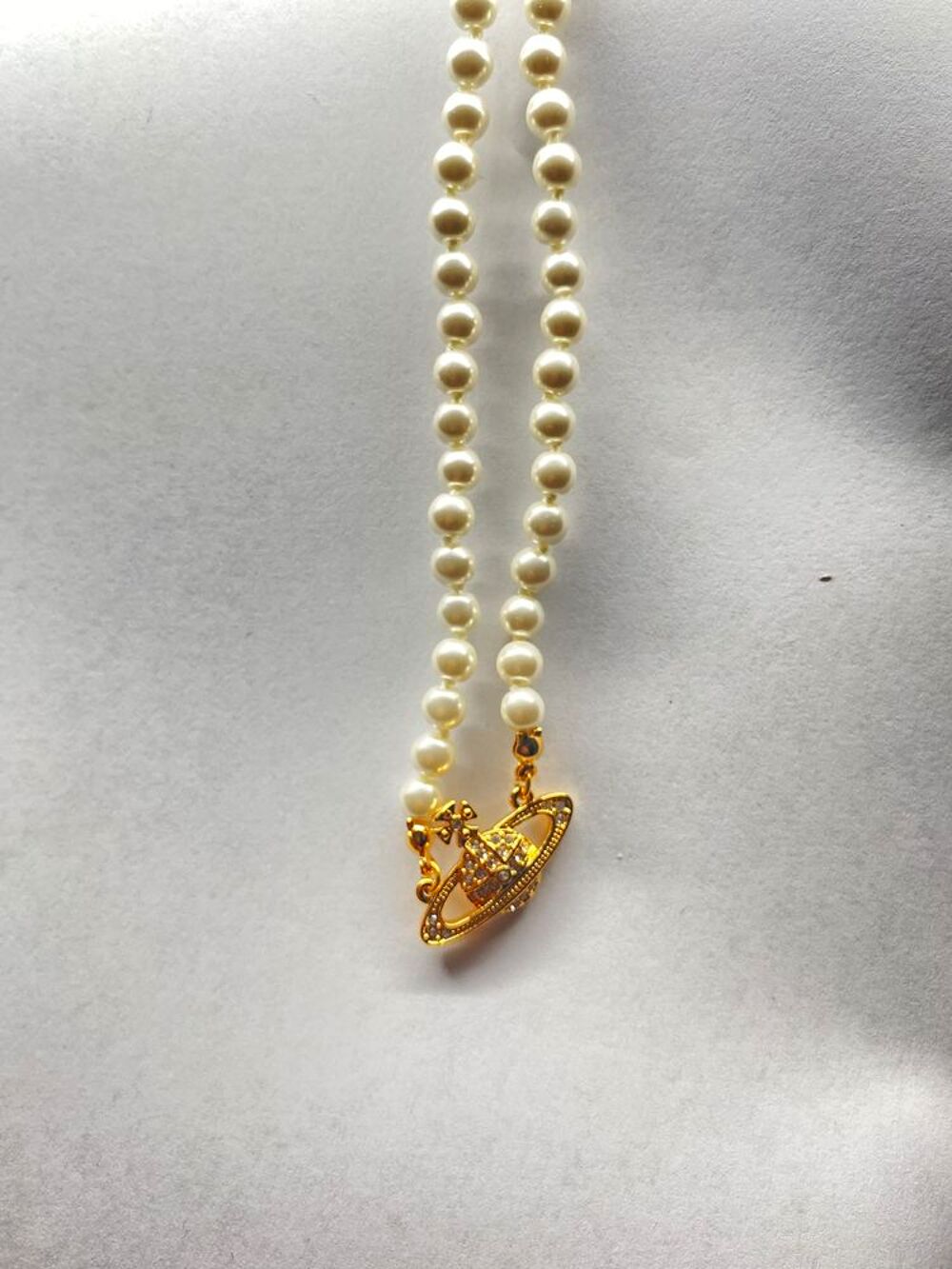 Collier dor&eacute;e &agrave; perle Vivienne Westwood Bijoux et montres