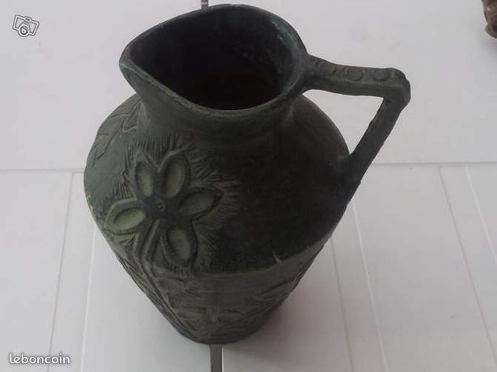 1 pot vert ancien avec fleur sur le pot Décoration
