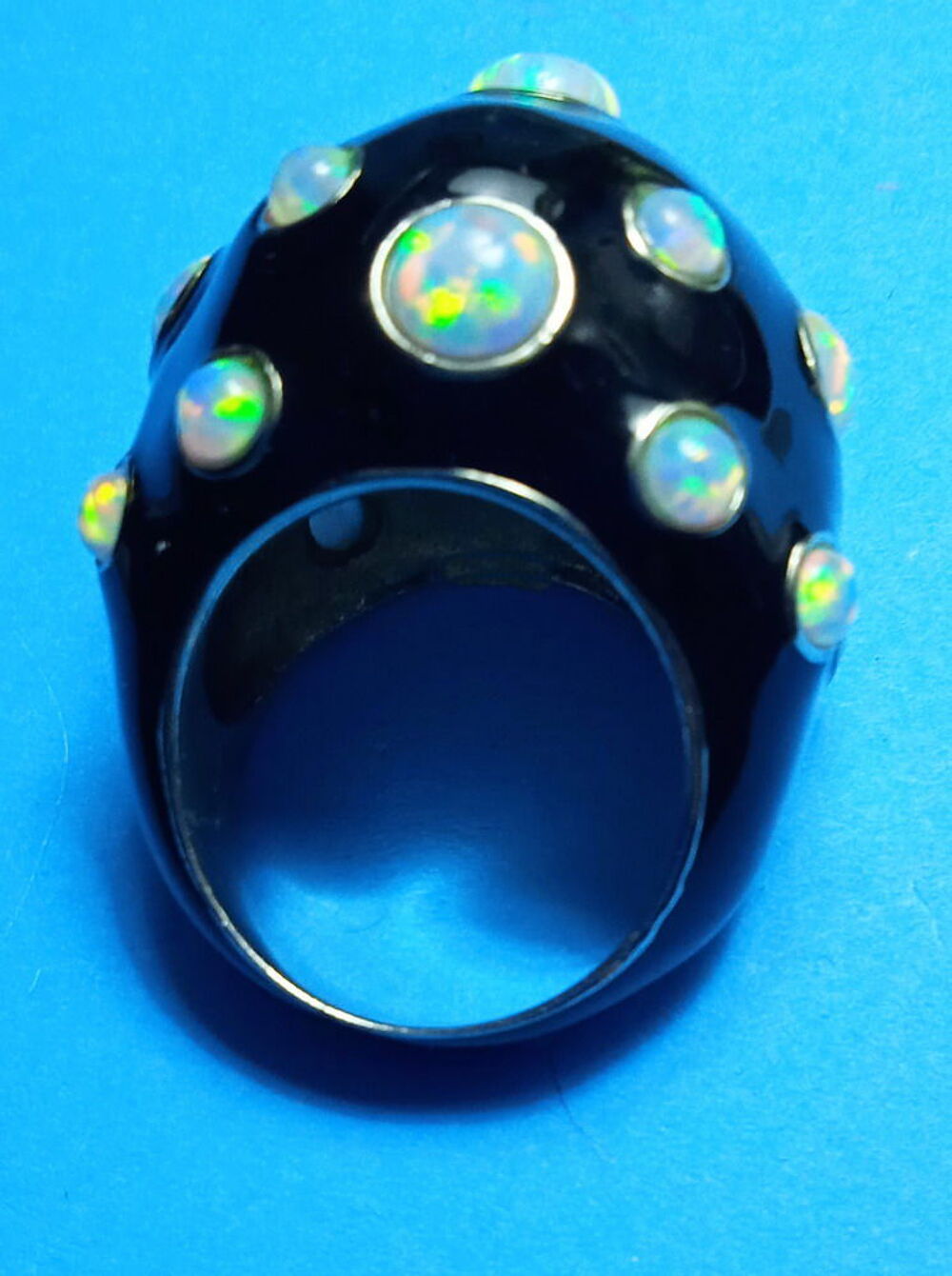 Tr&egrave;s grosse bague en argent 925 &eacute;maill&eacute; noir
sertie d'opales Bijoux et montres