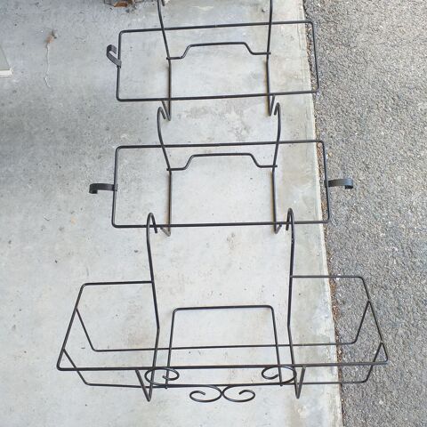 3 Balconnières noires en fer forgé 
15 Villars (42)