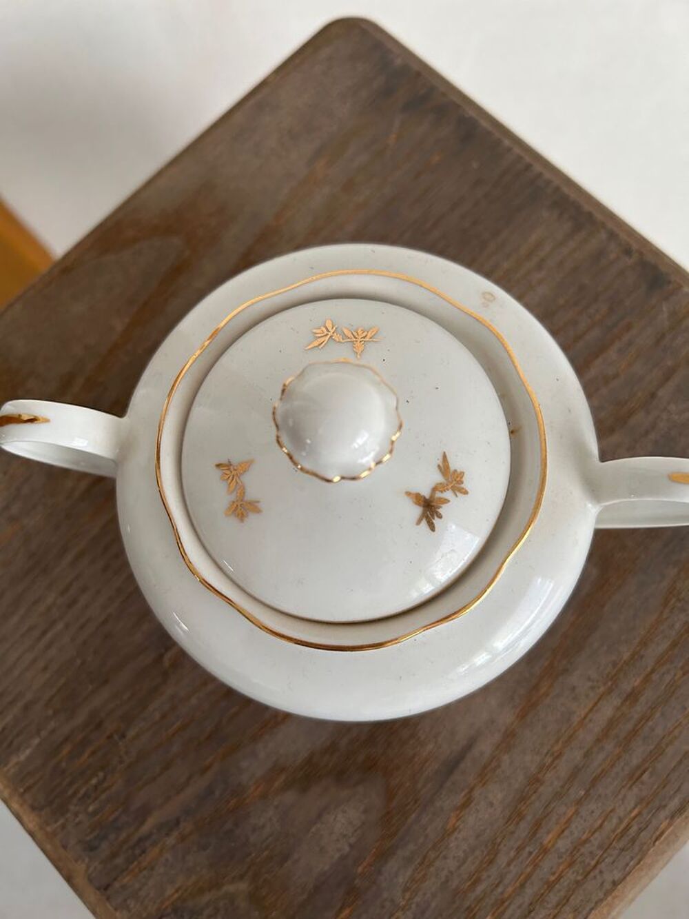 Cafeti&egrave;re, porcelaine blanche avec motifs dor&eacute;s Cuisine