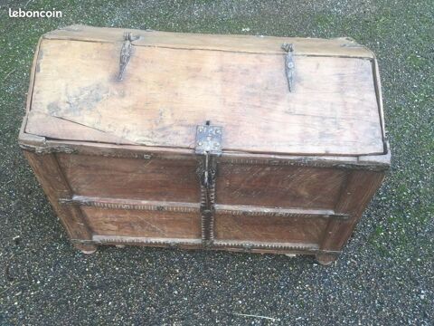 Petit coffre afghan
en forme de chasse ouvrant par abattant 285 Castres (81)