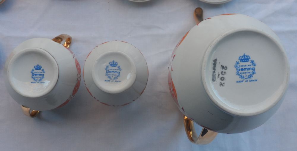 Service &agrave; caf&eacute; neuf en porcelaine blanche &agrave; fleur surlign&eacute;e Cuisine