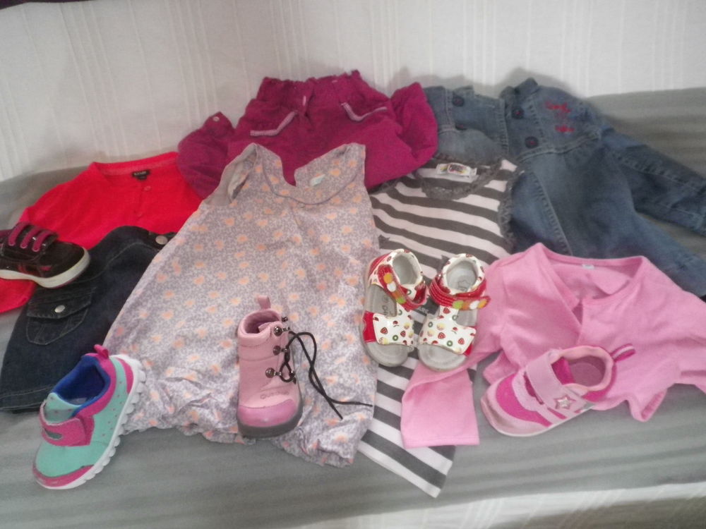 lot 112 vetements fille &eacute;t&egrave; 12 mois
-
-
- Vêtements enfants