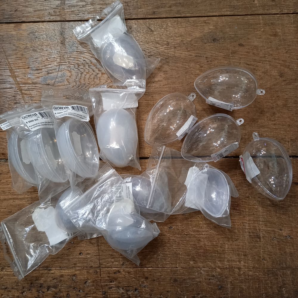 Treize oeufs transparents &agrave; d&eacute;corer de 2 tailles diff&eacute;rentes Décoration