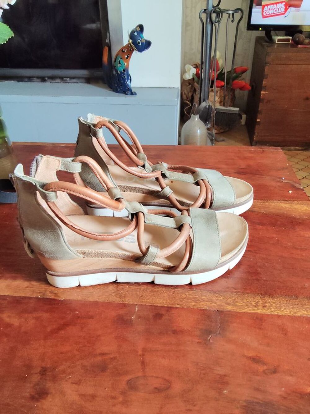 Chaussures d'&eacute;t&eacute;. M&eacute;lange cuir vert et marron Chaussures
