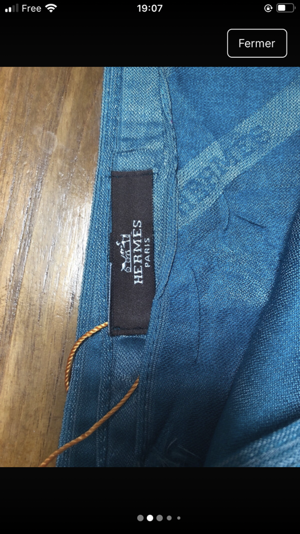 Foulard Herm&egrave;s 
50% soif et 50% coton 
En parfait &eacute;tat Maroquinerie