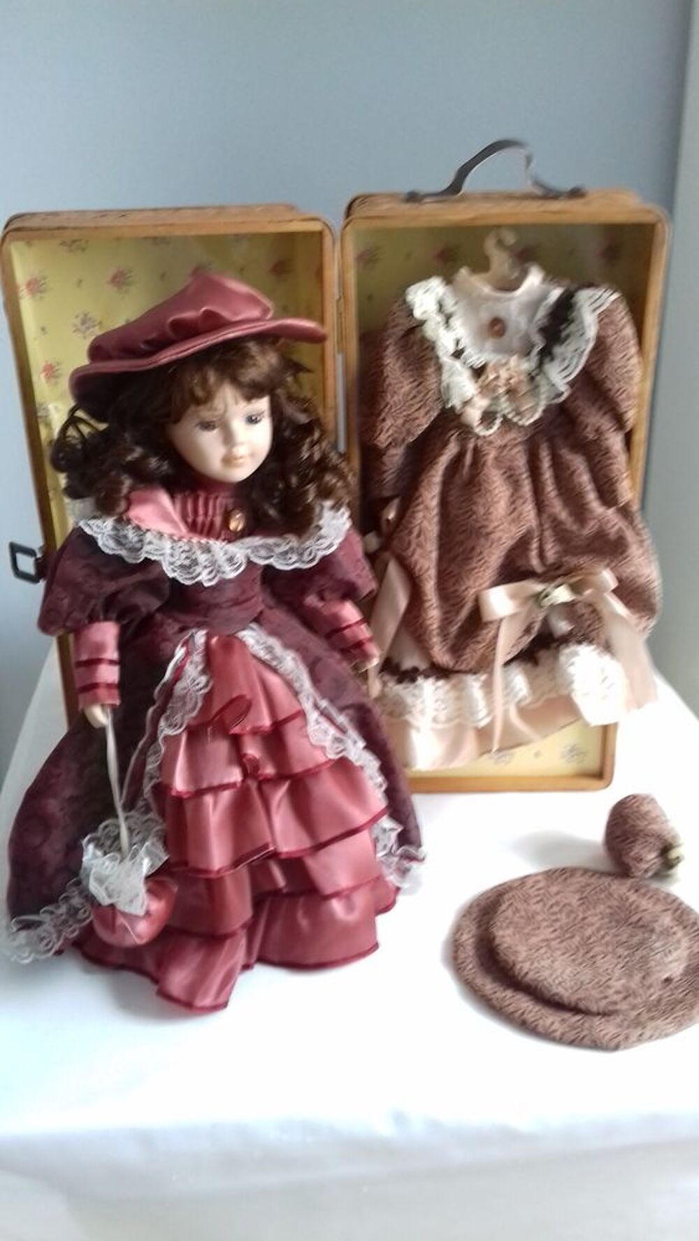 Poup&eacute;e en porcelaine avec son coffret Jeux / jouets