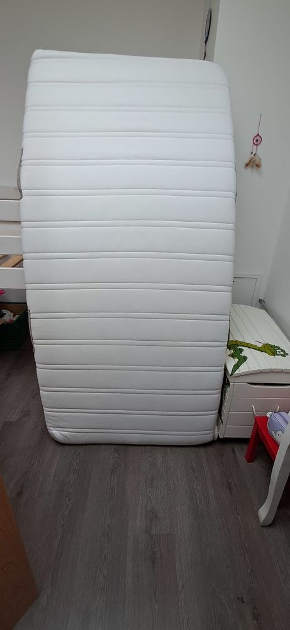 Lit enfant sur&eacute;lev&eacute;, matelas, linge de lit Mobilier enfants