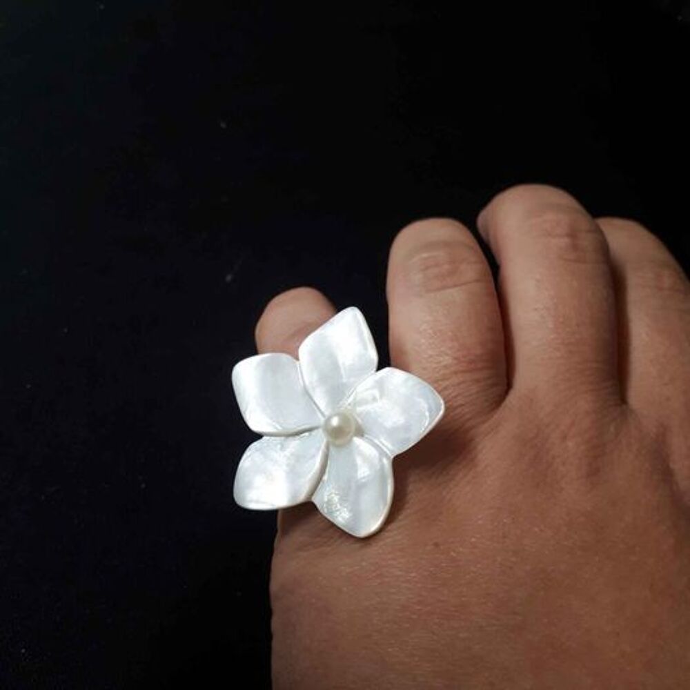 bague fleur effet nacr&eacute; Bijoux et montres