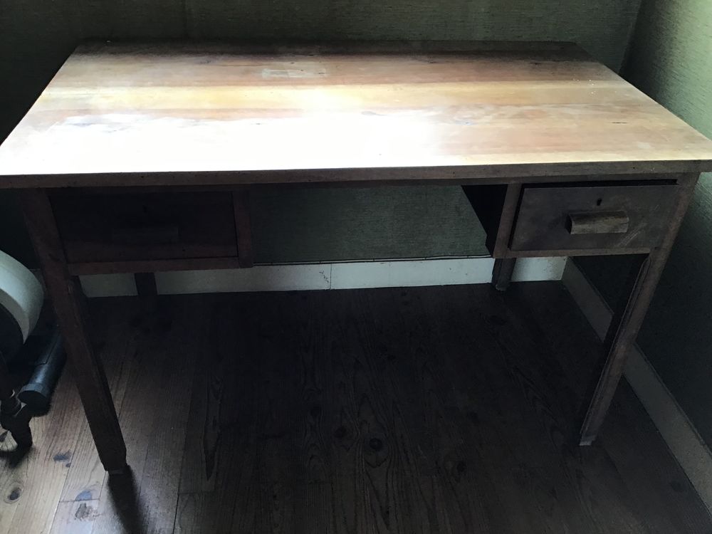 Bureau avec un tiroir de chaque cote
Meubles
