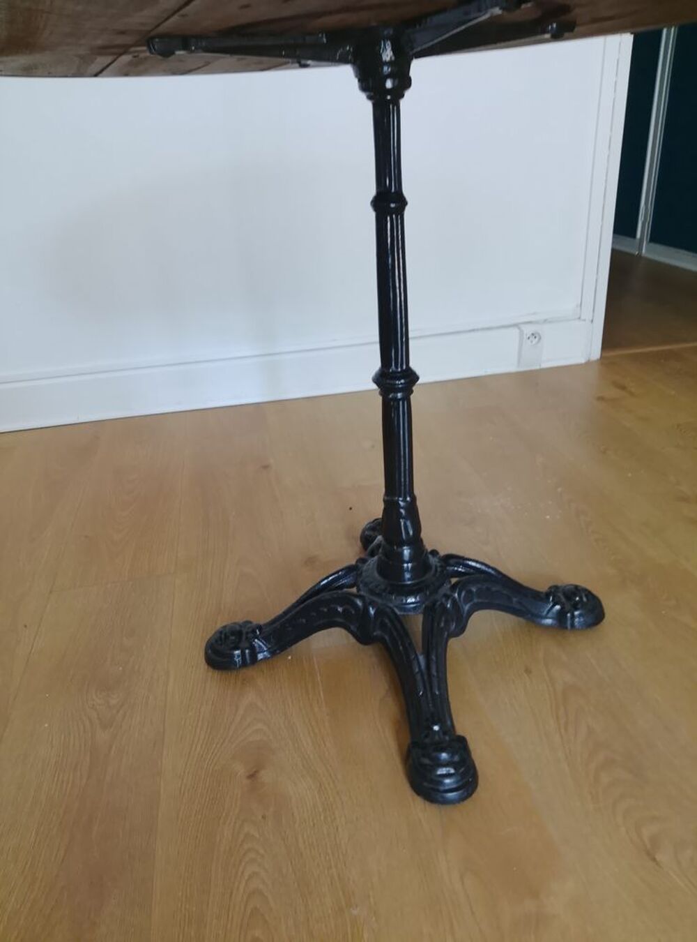 Jolie table ronde pied en fonte. Diam&egrave;tre 90
Avec 4 chaises Meubles