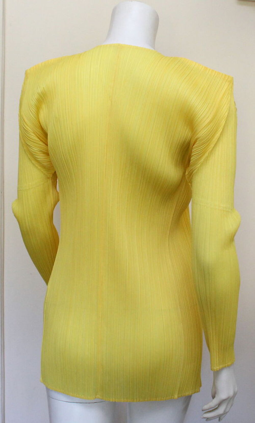 Veste jaune vif PLEATS PLEASE T.4
Veste ISSEY MIYAKE Vêtements