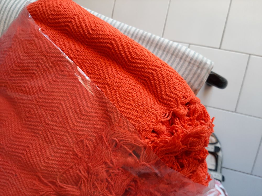 lot de 2 plaids ou jet&eacute;s de lit neufs marque Becquet Décoration