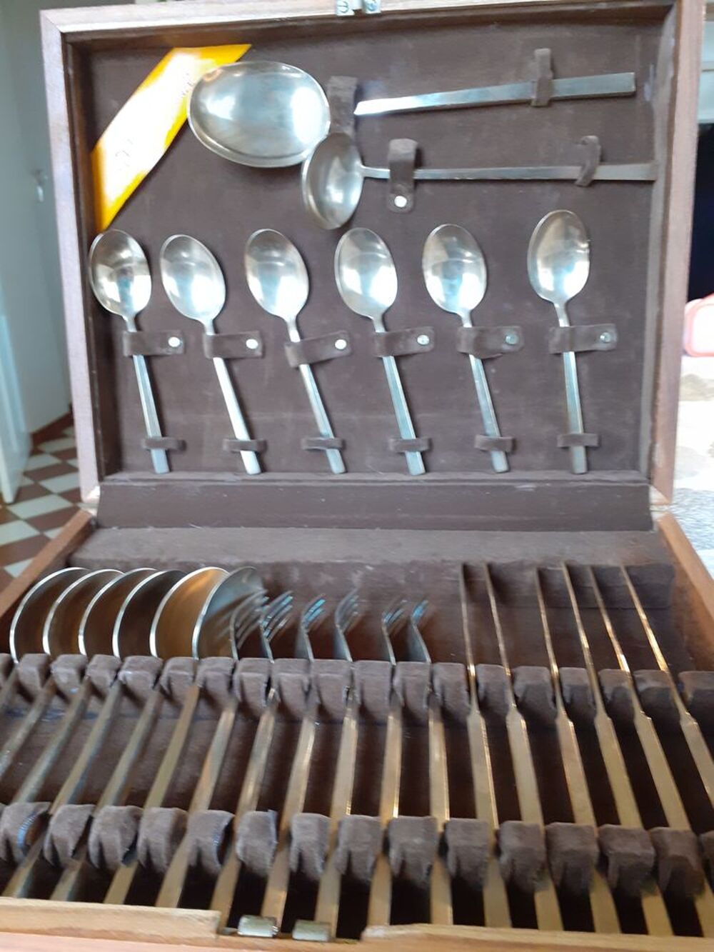 M&eacute;nag&egrave;re en solid bronze pour 6 personnes. Cuisine