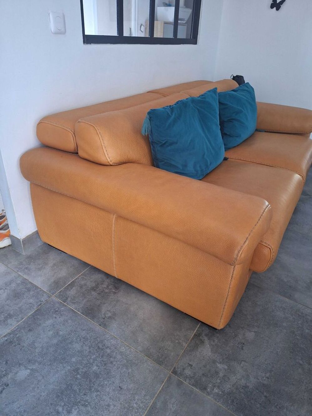 tres beau canap&eacute; fait sur mesure en cuir Meubles