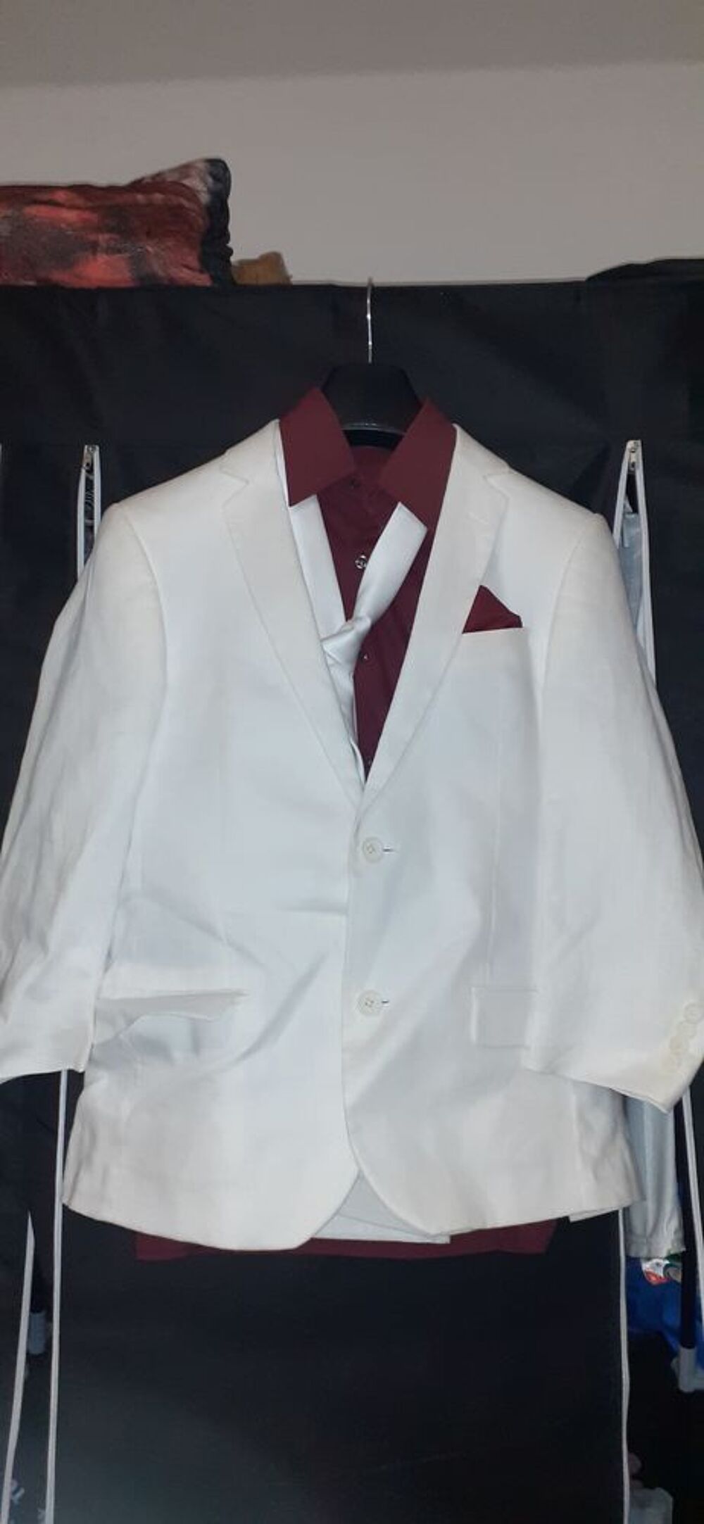 Costum&eacute;e et chaussures Vêtements