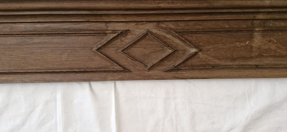 Ancien fronton sculpt&eacute; en bois ch&egrave;ne
avec corniche
L 129cm
Décoration