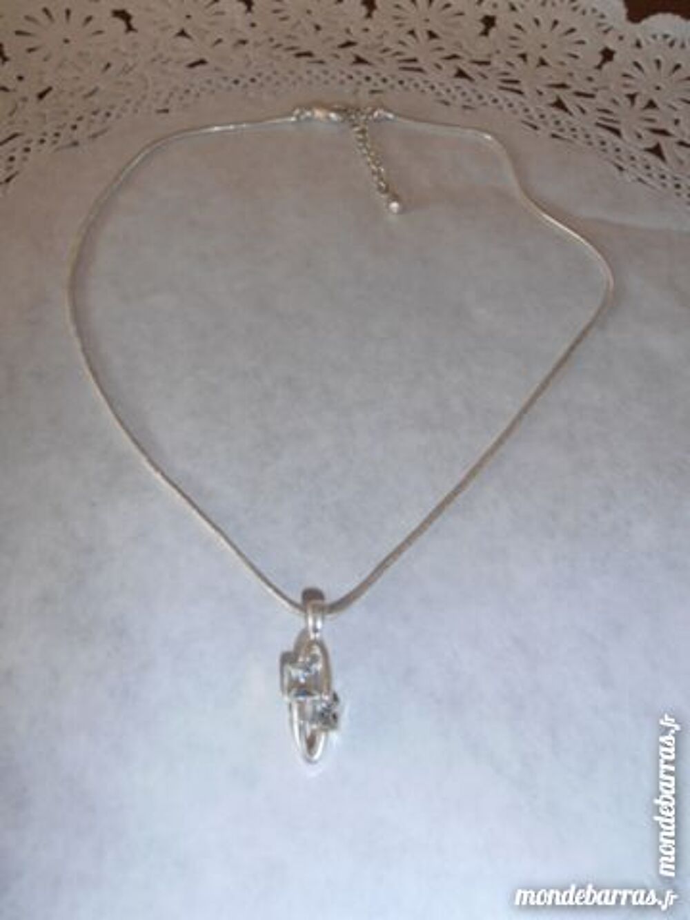 Chaine + pendentif oblongue (28b) Bijoux et montres
