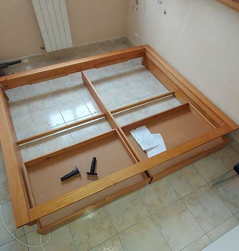 Lit double en pin massif avec 2 matelas, tat neuf. 140 Bouzigues (34)