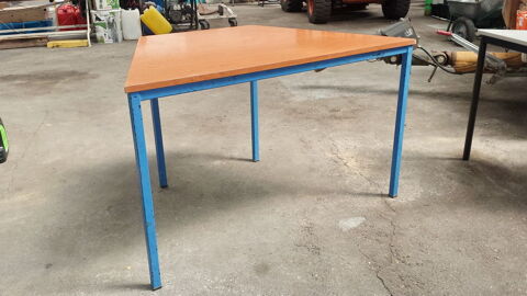 TABLE trapézoïdale de réunion, bureau ou autre, pieds métal 35 Tours (37)