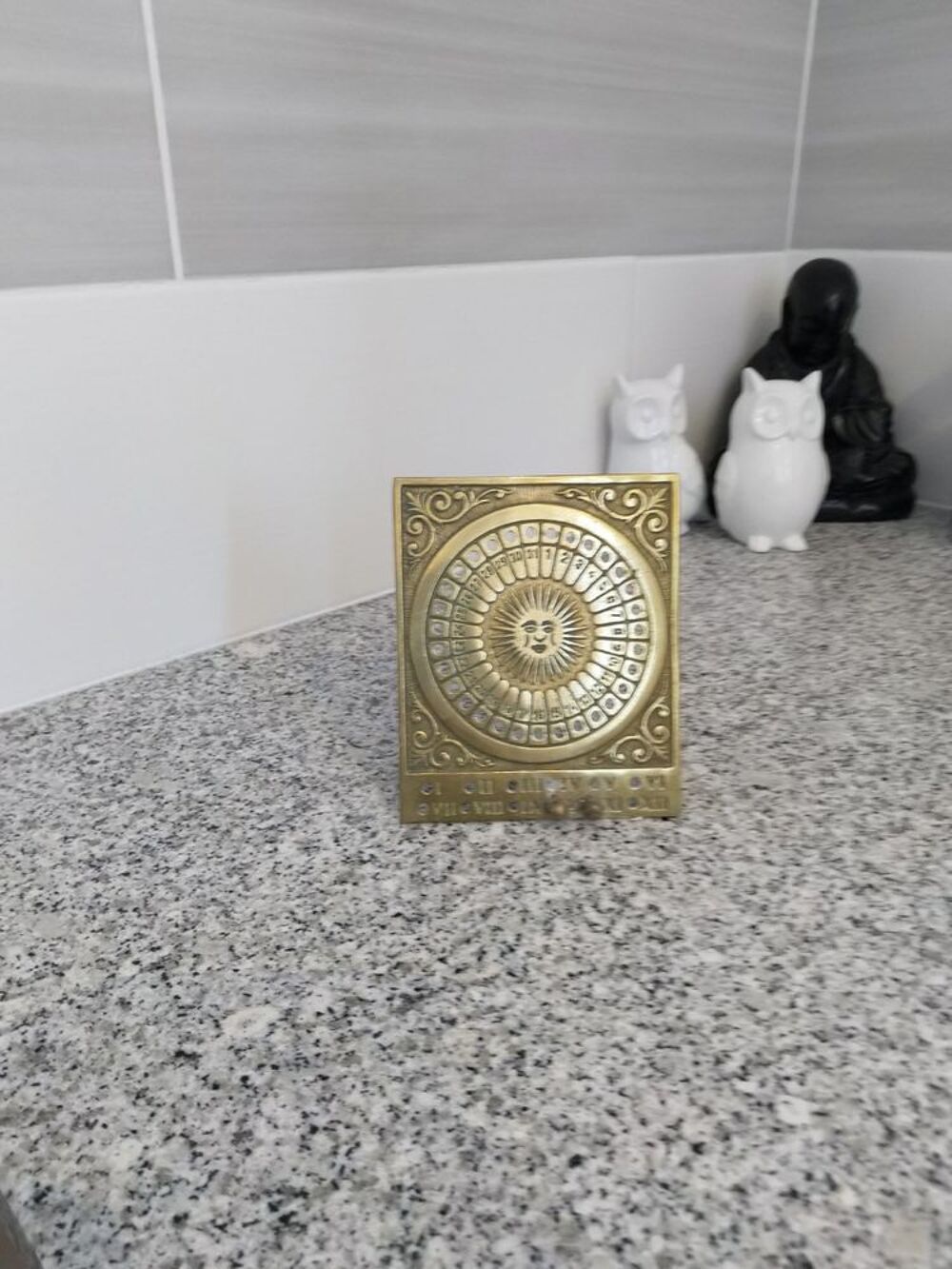 Calendrier perp&eacute;tuel en laiton
Décoration