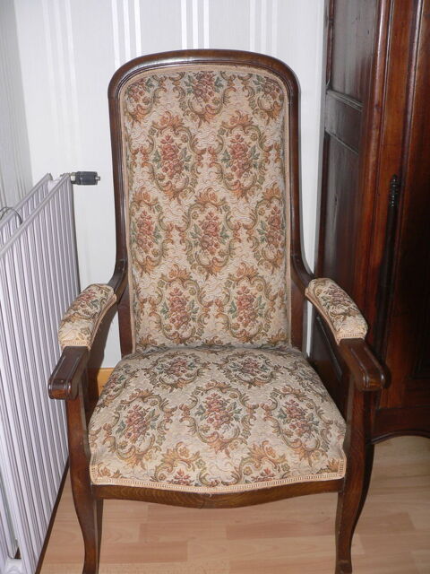Paire De Fauteuils Voltaire En Noyer Et Velours Bordeaux - Parfait état