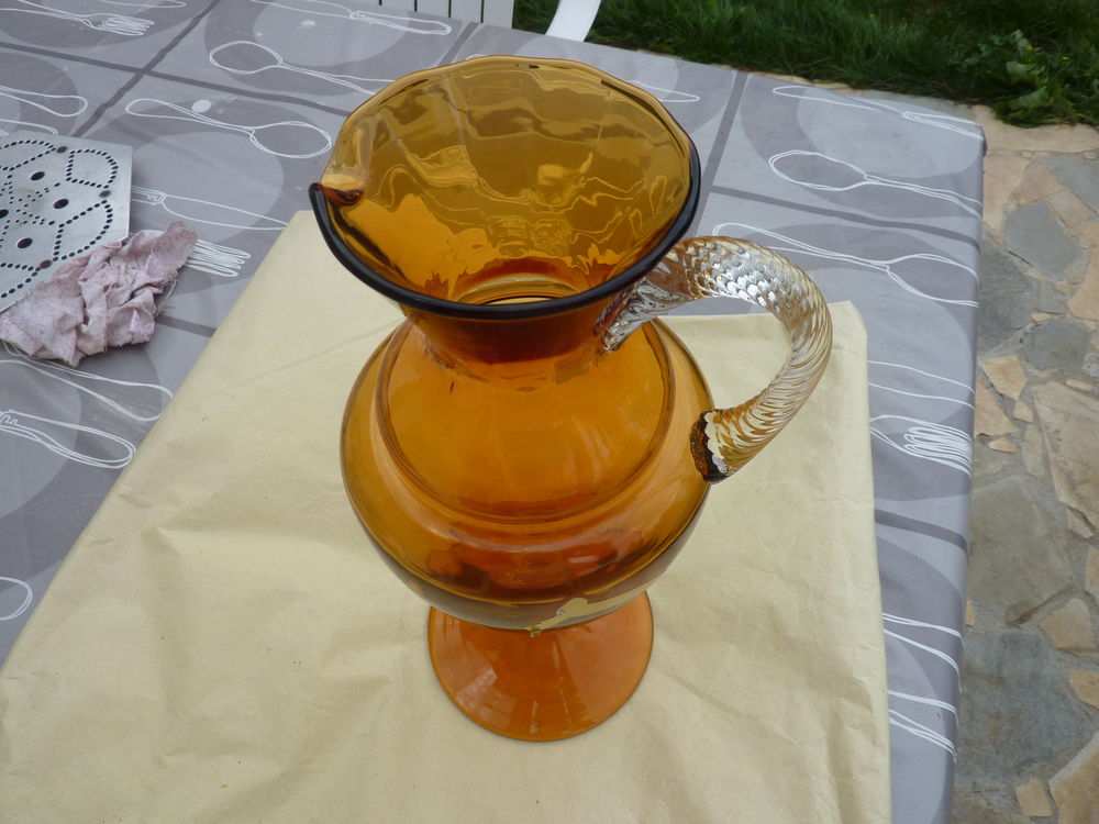 Tr&egrave;s beau pichet ou vase cisel&eacute; ann&eacute;es 60 comme neuf Décoration