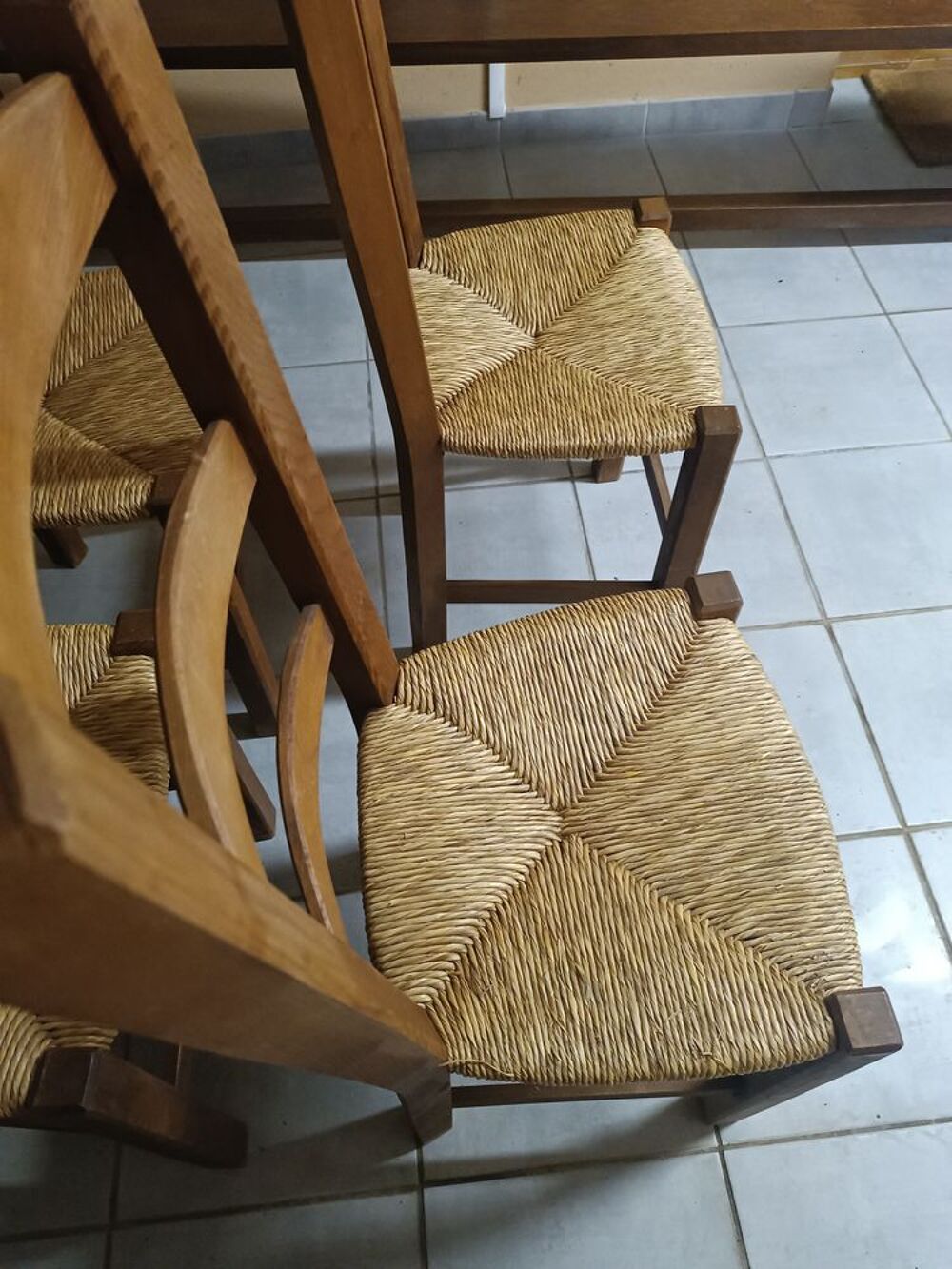 LOT DE 4 CHAISES EN BOIS MASSIF Meubles