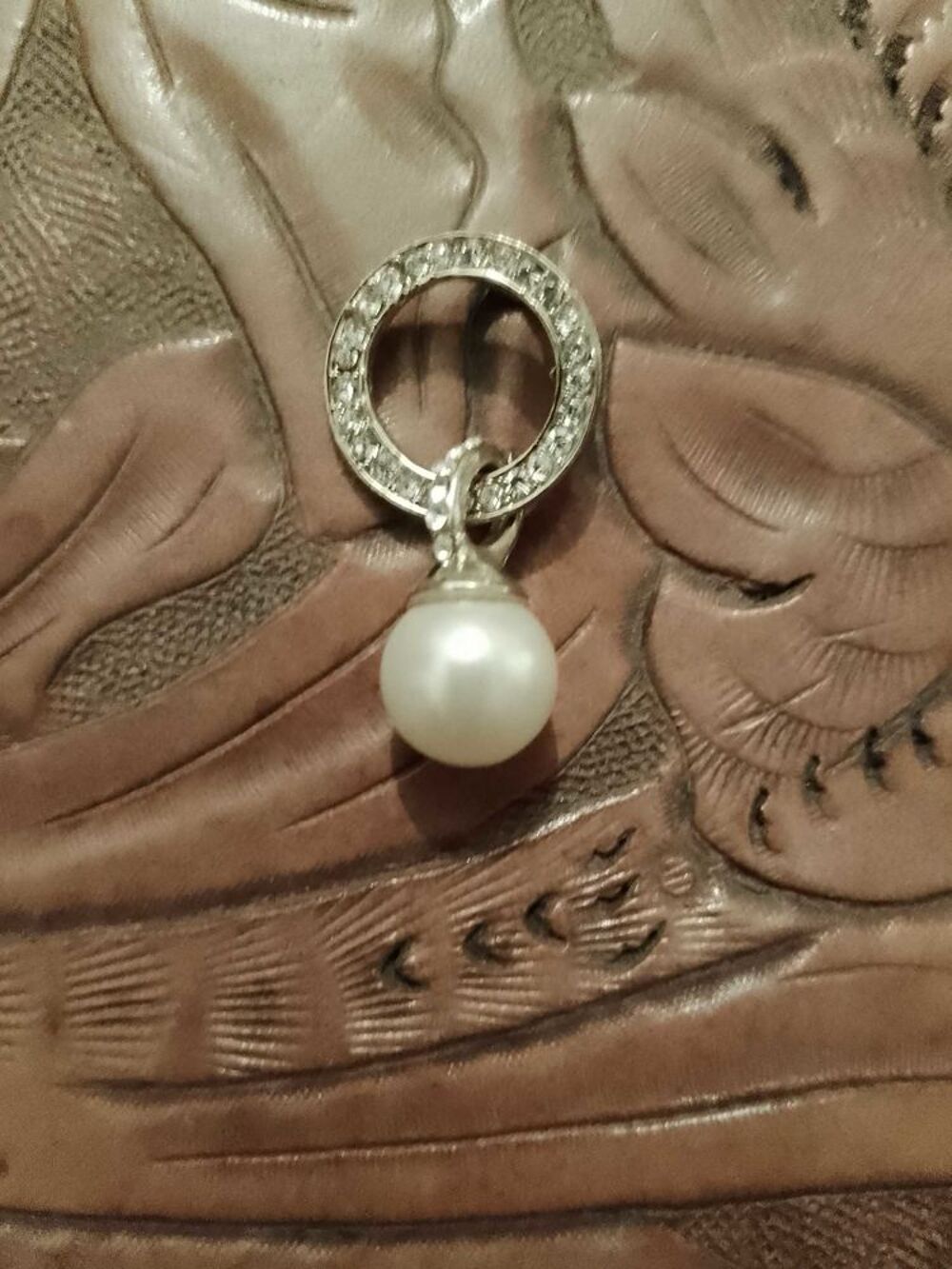 pendentif en m&eacute;tal Dor&eacute; avec perle en plastique blanche. Bijoux et montres