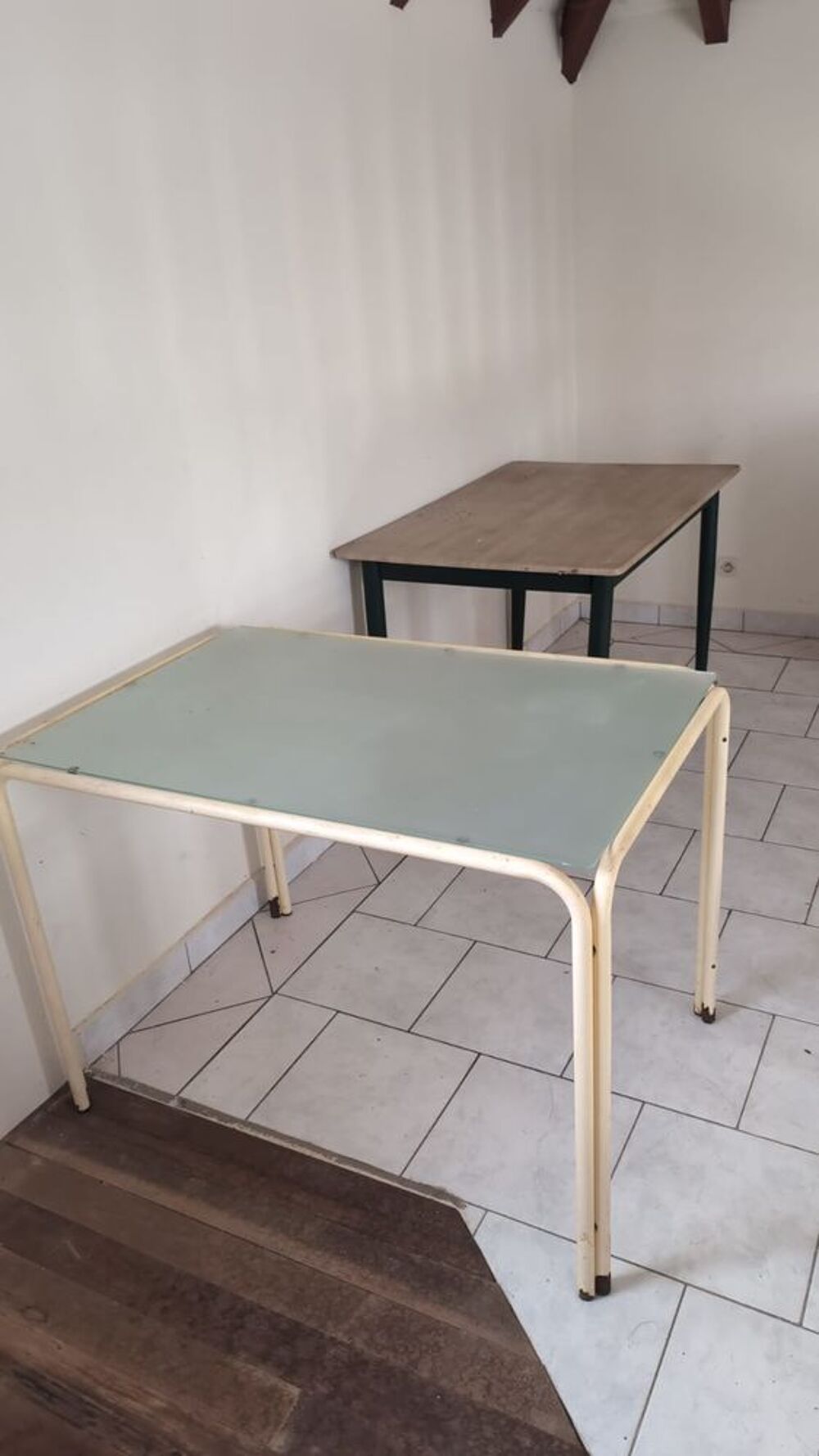 tables et chaises, donne diff&eacute;rentes affaires Meubles