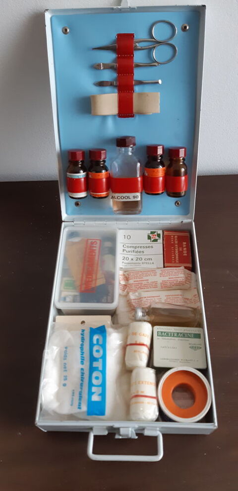 Ancienne boîte de secours 80 Hyères (83)