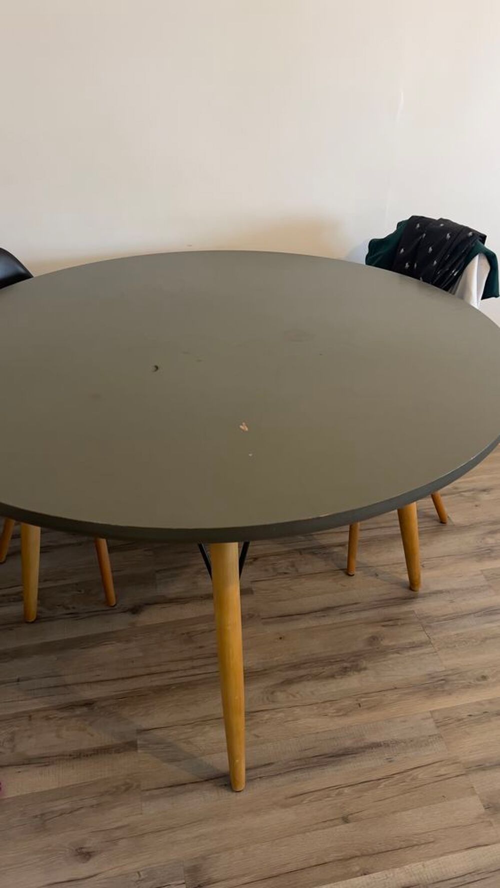 Table ronde en bois, 4 personnes , valeur 299€ Meubles