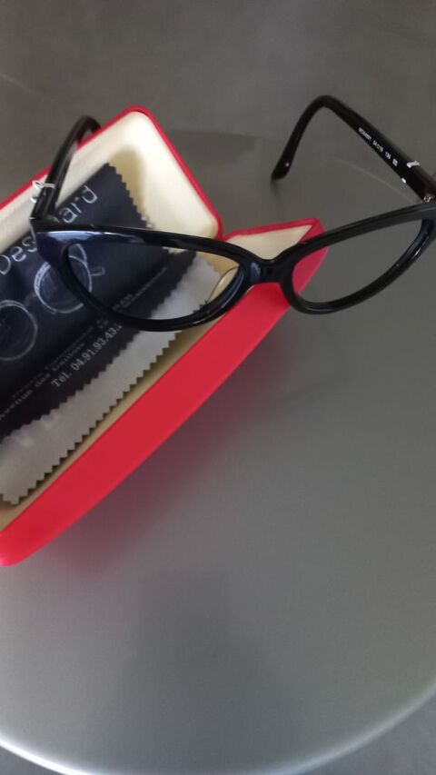 Superbe monture de lunette
Noire
Marque Moschino 30 Marseille 12 (13)