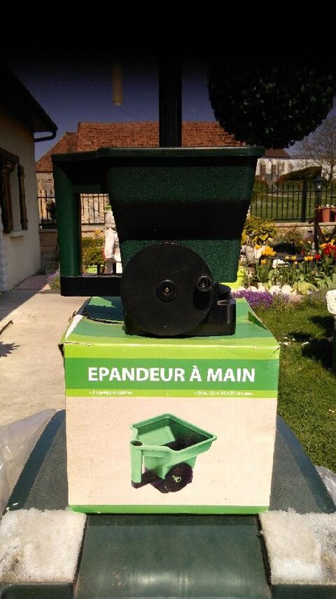 Semoir � engrais neuf 30 Saint-Remy-sous-Broyes (51)