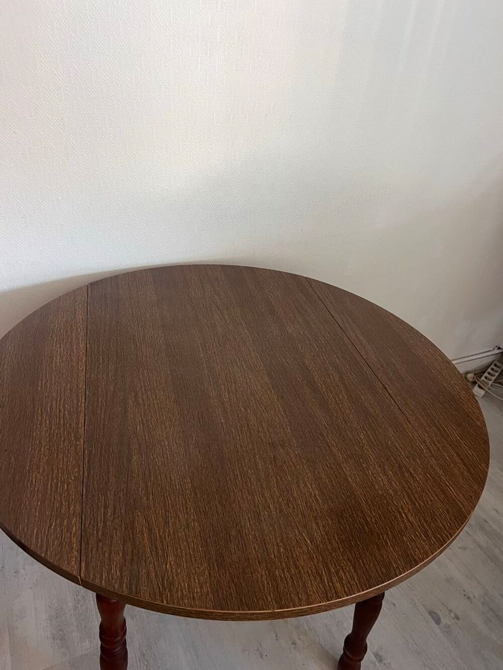 table &agrave; manger et trois chaises (chaises offertes) Meubles